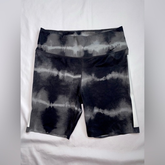 Nike Size M Black & Grey One Luxe 7 Inch Inseam Athletic Gym Bike Shorts - Picture 2 of 7